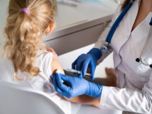 Flicka genomgår allergivaccination